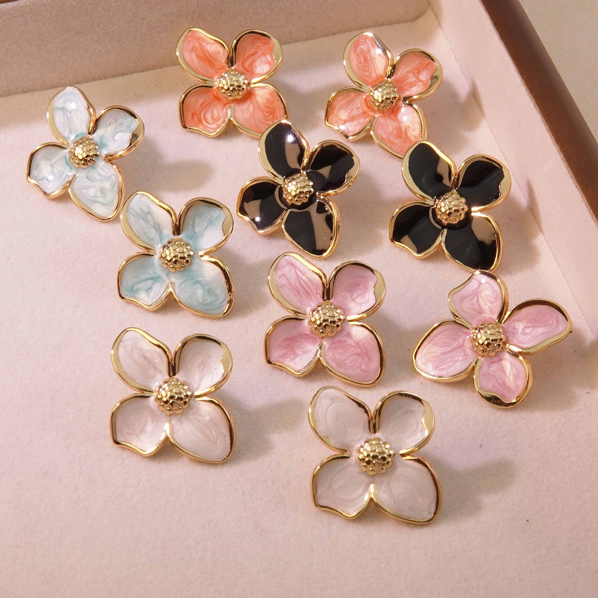 5 paires de boucles d’oreilles fleurs